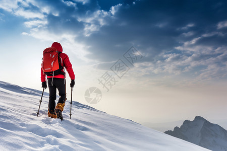 上坡攀登雪山的人背景