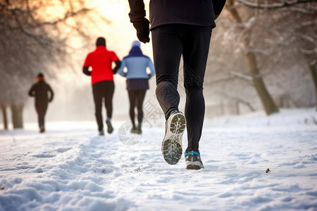 冬日雪地跑步的人图片