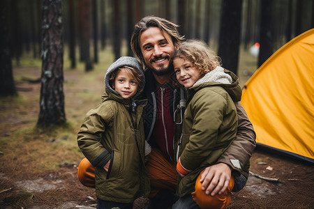 户外森林露营的父亲和孩子图片