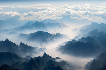 清晨山中朦胧的雾气图片