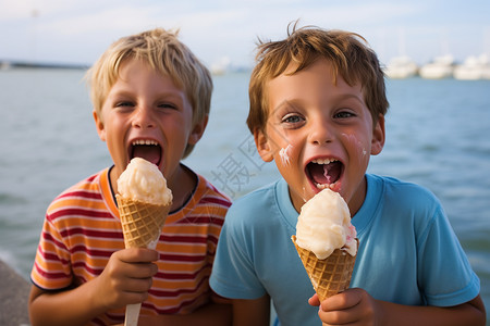 夏季的男孩夏季海滩上吃冰淇淋的男孩背景