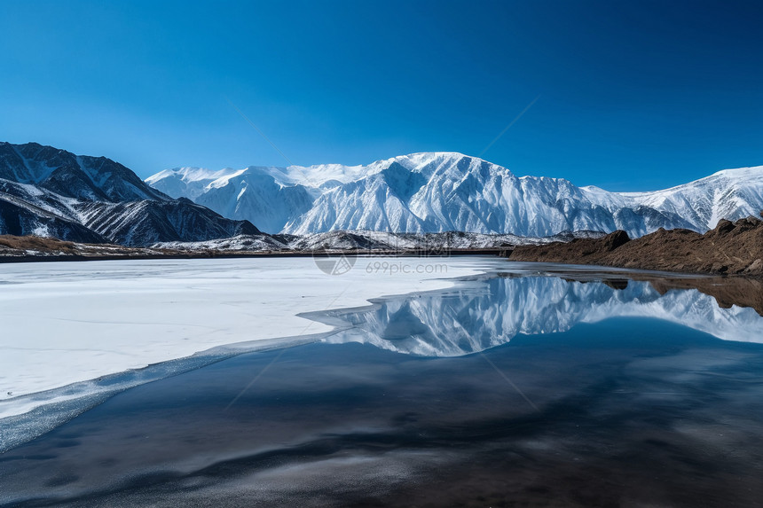 湖泊中倒映的雪山图片