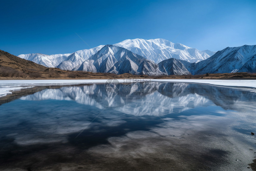 梦幻唯美的山间湖泊图片