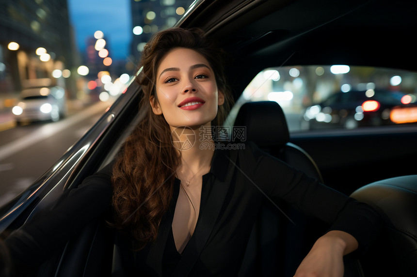 行驶汽车中美丽的商务女子图片