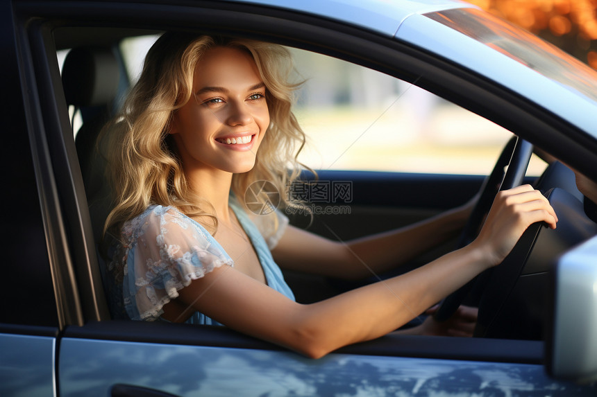 驾驶汽车的阳光女子图片