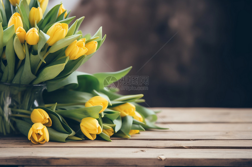 木桌上美丽的郁金香花束图片