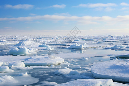 冬季湖面上融化的冰层背景图片