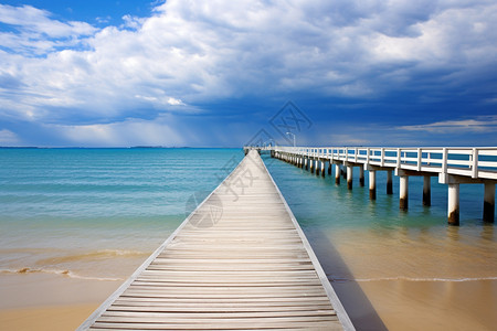 绵延海面的木栈桥图片
