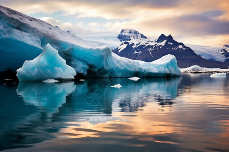 自然山脉中的冰川图片