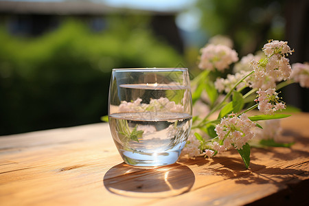 水杯和鲜花背景图片