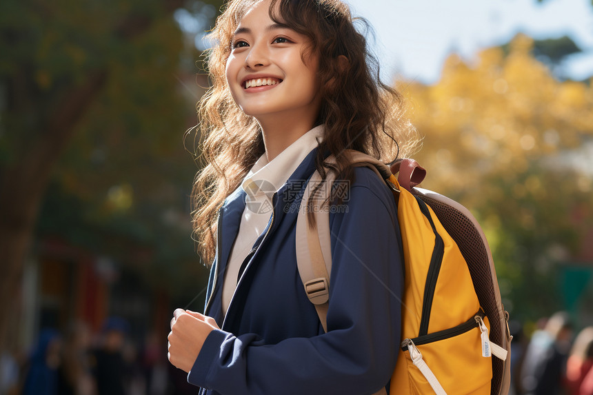 活力四溢的年轻女大学生图片