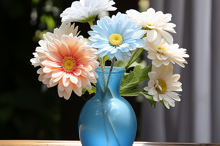 花瓶中美丽的鲜花背景图片