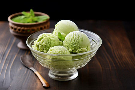 夏日清凉的抹茶冰淇淋图片