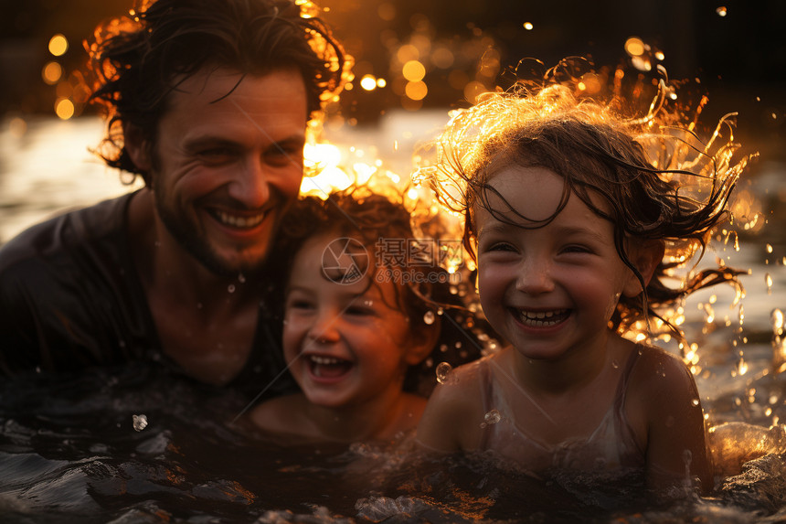 水中玩耍的快乐父女图片