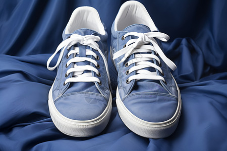 蓝色的帆布鞋背景图片