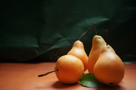 桌子上的梨子图片