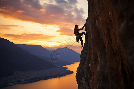 攀爬悬崖的男性图片