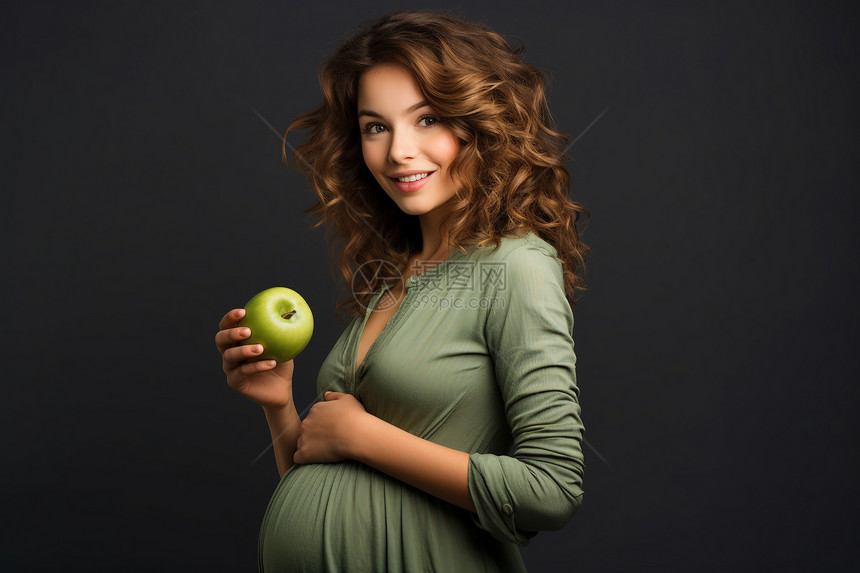 孕妇手持苹果图片