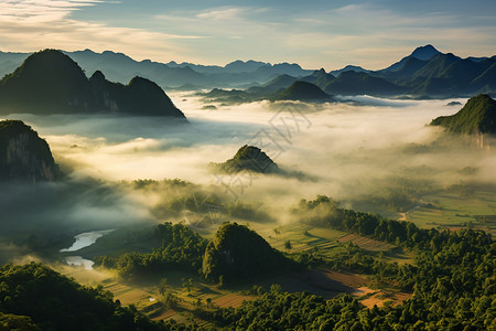 青山翠谷云雾缭绕的风景图片