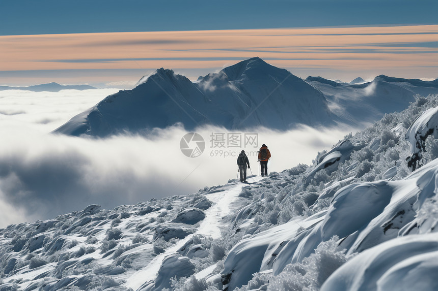 雪山冒险的登山爱好者图片