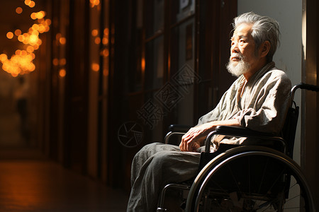 轮椅上孤独寂寞的老人高清图片