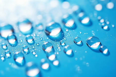 水滴漂浮在蓝色表面图片