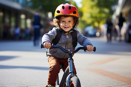 快乐的小男孩骑自行车背景图片