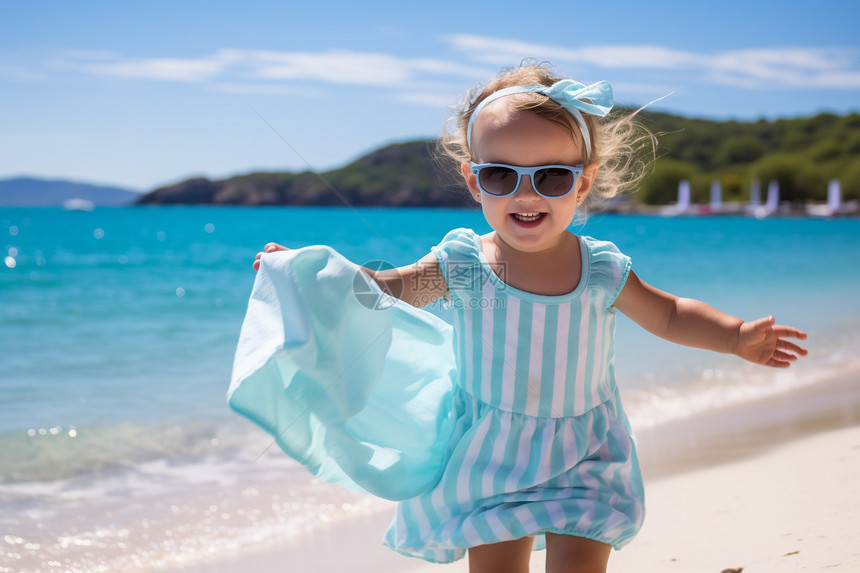 小女孩在沙滩奔跑图片