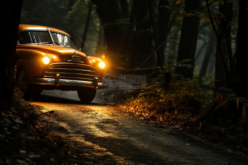 昏暗树林中行驶的老式汽车图片