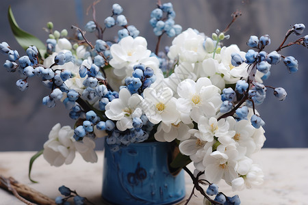 白花与蓝色花瓶图片