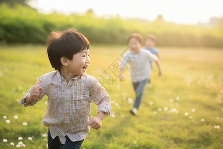 奔跑孩子阳光下两个年轻孩子背景