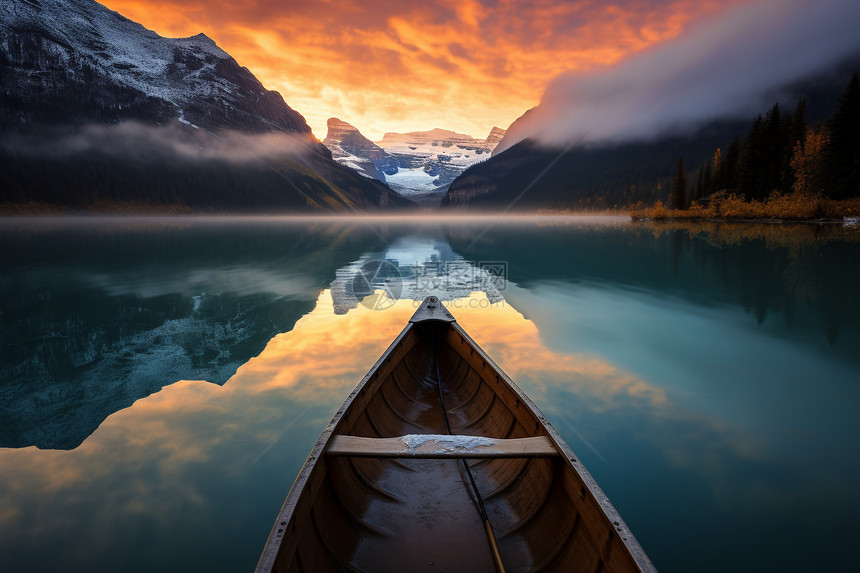 湖泊上的木船图片