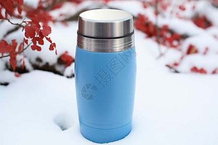 蓝色水杯雪地中的蓝色水瓶背景