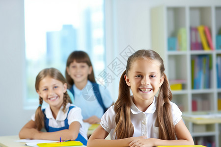 一群孩子坐在桌子前图片