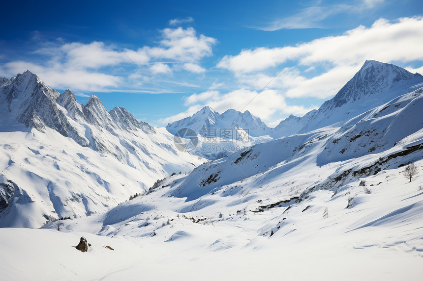 冰雪皑皑的山峰图片