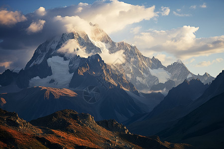 晨曦中的高加索山脉高清图片