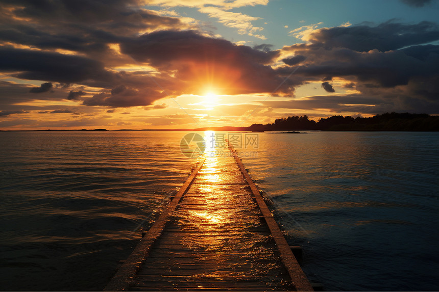 夕阳时海面上的木桥图片