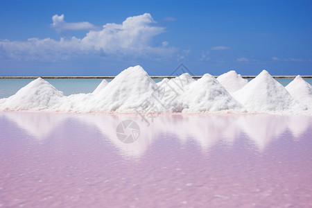 结晶粉末倒映着盐堆的海水背景