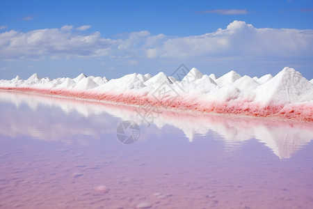 结晶粉末天空下的结晶盐堆背景