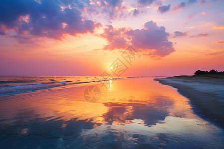 夕阳余晖映照下的海滩图片