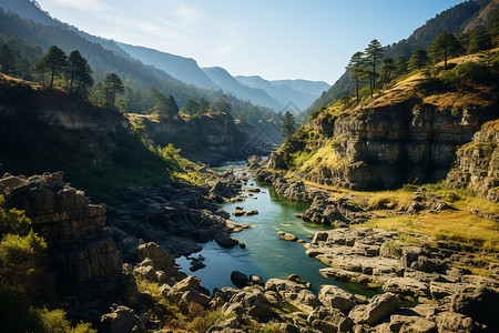 山岩峡谷里的河流图片