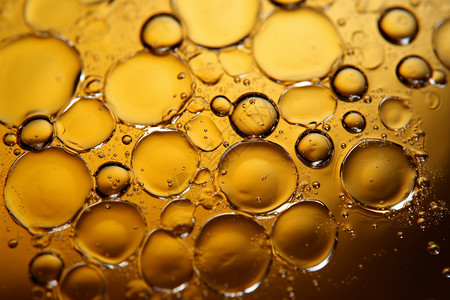 水滴和气泡点缀的黄色液体背景图片