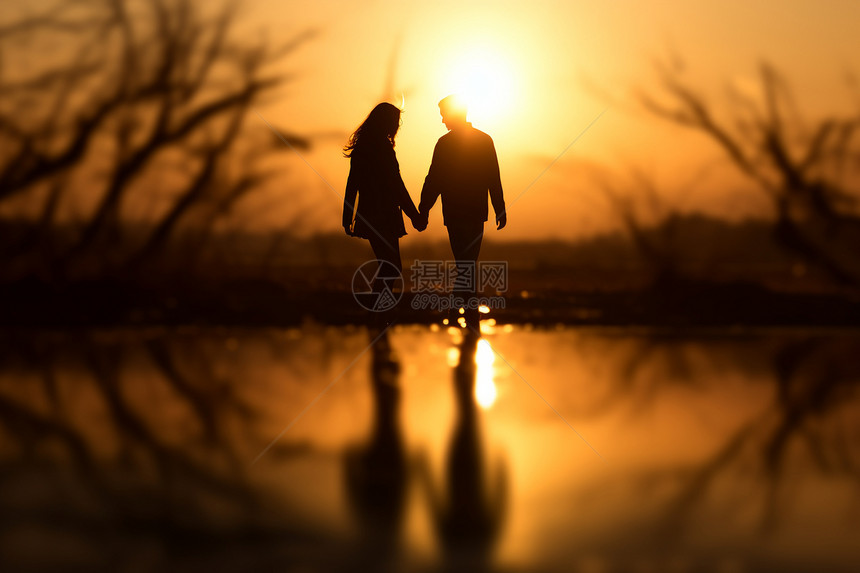 夕阳下牵手漫步的情侣图片