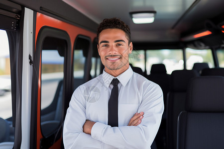 快乐巴士上有自信的职业男人图片