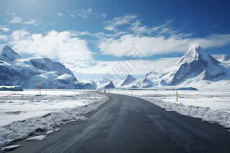 冰天雪地冬日背景中的雪路山脉和晴空图片