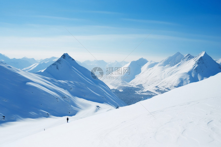 寒冷的雪山里滑雪图片