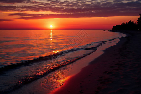 在云彩夕阳余晖洒落在沙滩上背景