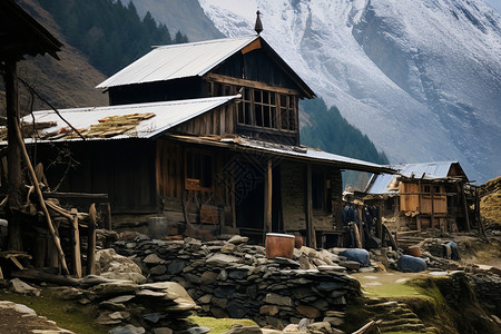 小屋和雪山图片