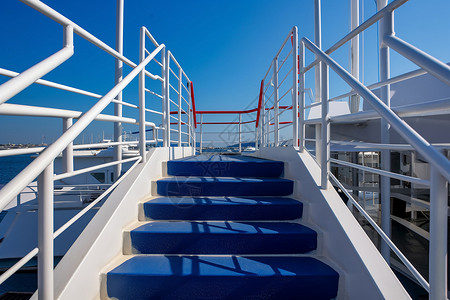 轮船上的蓝色舷梯高清图片
