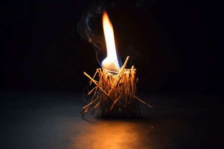 黑暗中燃烧的蜡烛背景图片
